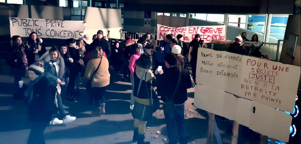 You are currently viewing Réforme des retraites : les enseignants bloquent le collège de Sainte Foy