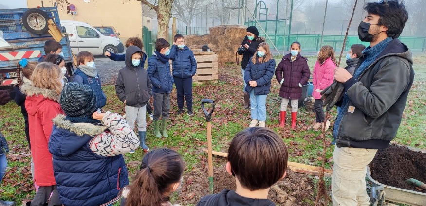 You are currently viewing A Lunas, les enfants plantent des arbres et parlent biodiversité