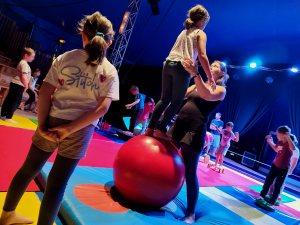 Lire la suite à propos de l’article Cours-de-Pile : le cirque comme outil pédagogique