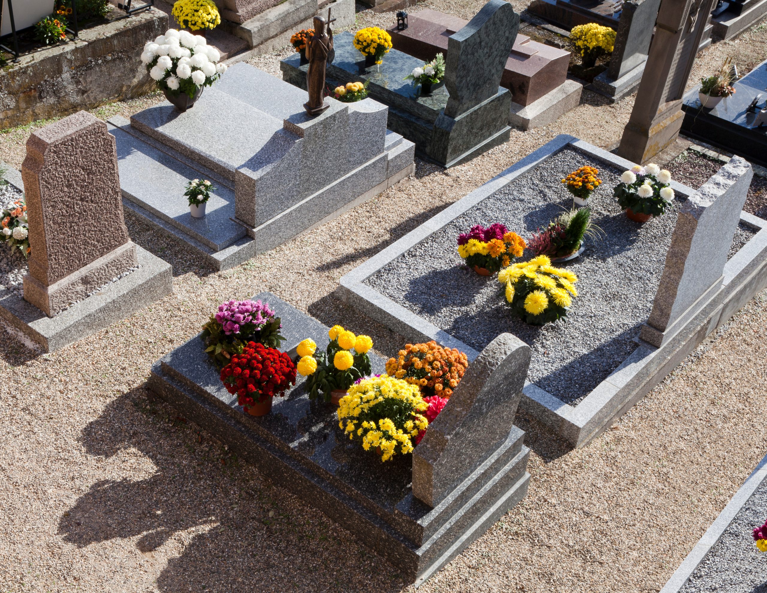 You are currently viewing Un cimetière profané à Clermont d’Excideuil en Périgord Vert: une cinquantaine de tombes ont été taguées