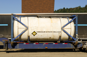 Lire la suite à propos de l’article Un camion transportant 600 kilos de nitrate d’ammonium se renverse