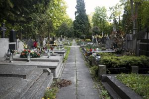 Lire la suite à propos de l’article Vingt ans après avoir tué sa fille, il se suicide devant son cimetière
