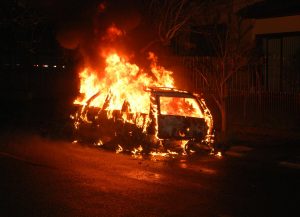 Beauronne : une voiture calcinée dans un champ de noyers